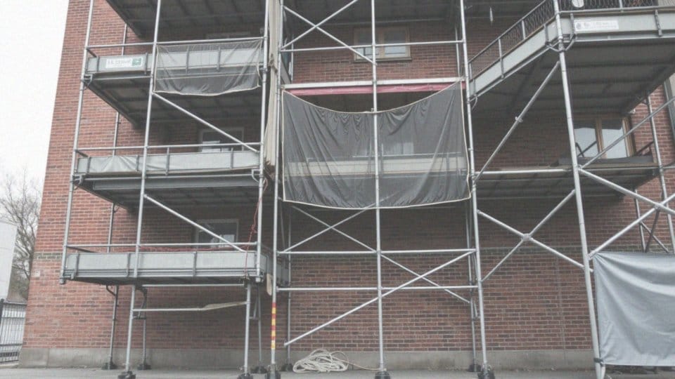 Jakie zabezpieczenia są stosowane przy rusztowaniu warszawskim?