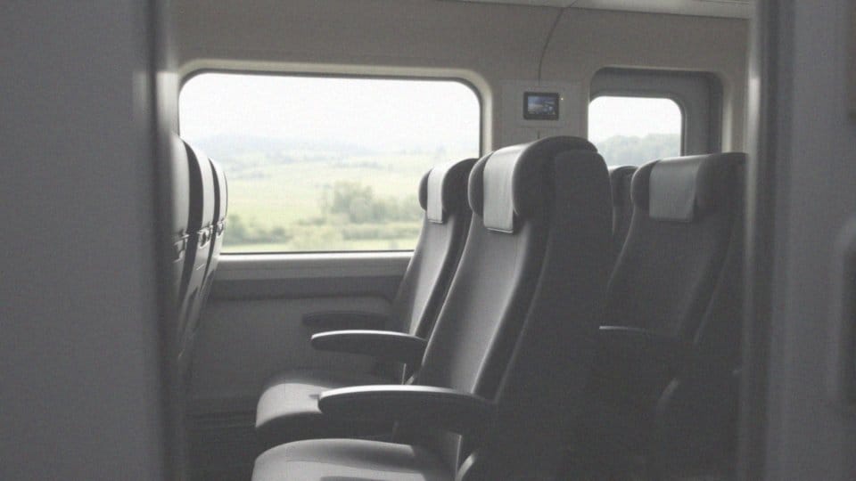 Jak komfortowa jest podróż pociągiem do Warszawy?