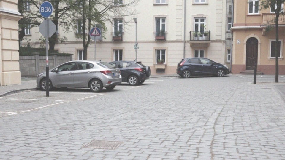 Jakie są zasady dotyczące zatrzymywania w strefach zamieszkania?
