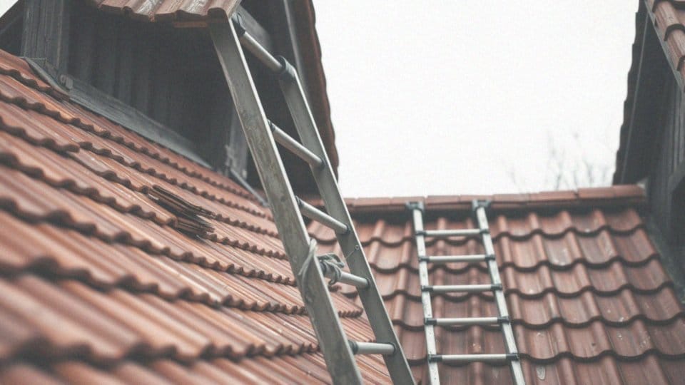 Jak chodzić po dachu z dachówki? Bezpieczne zasady i techniki